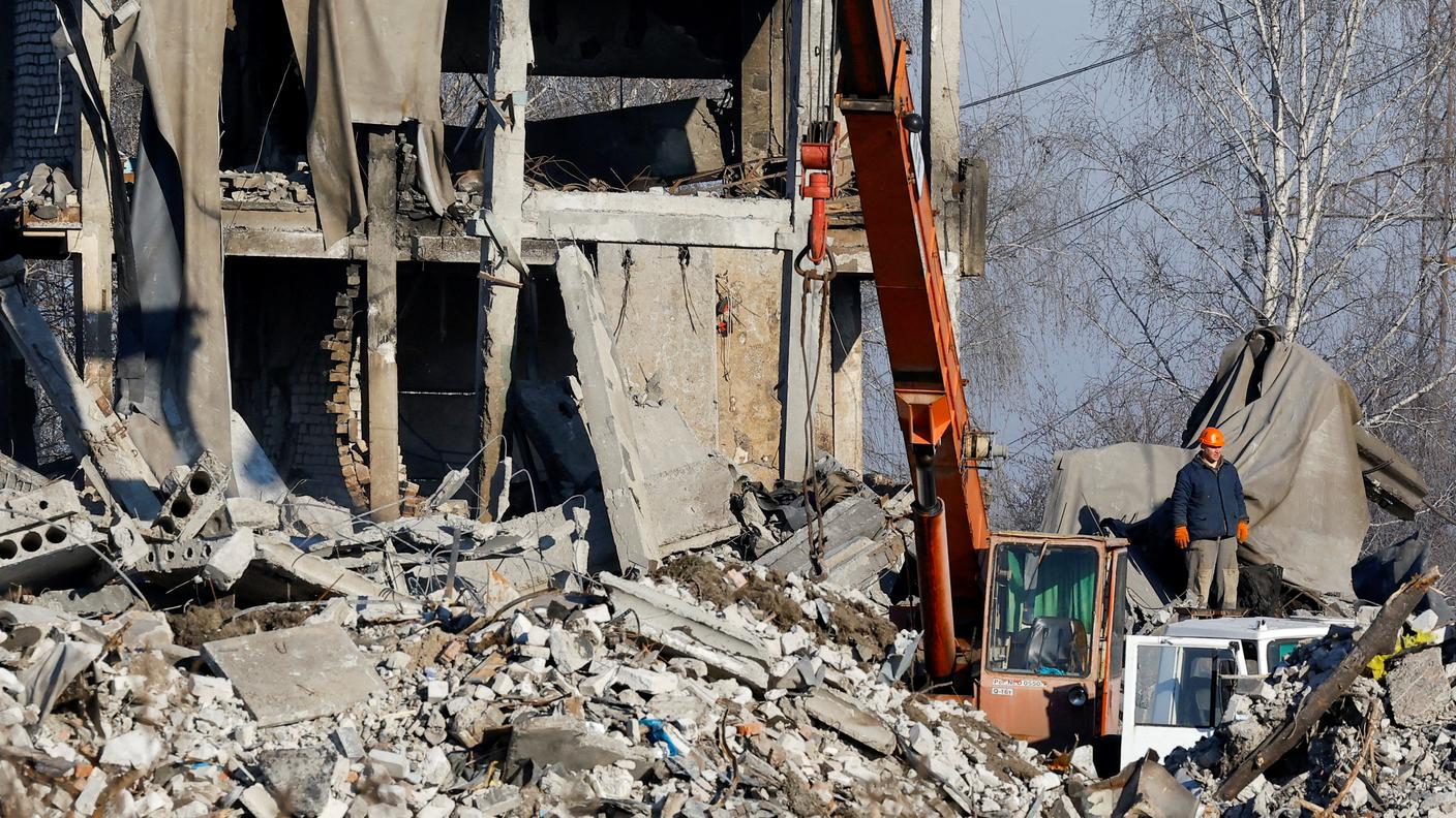Operai sgomberano le macerie dell'edificio di Makiivka bombardato la vigilia di Capodanno