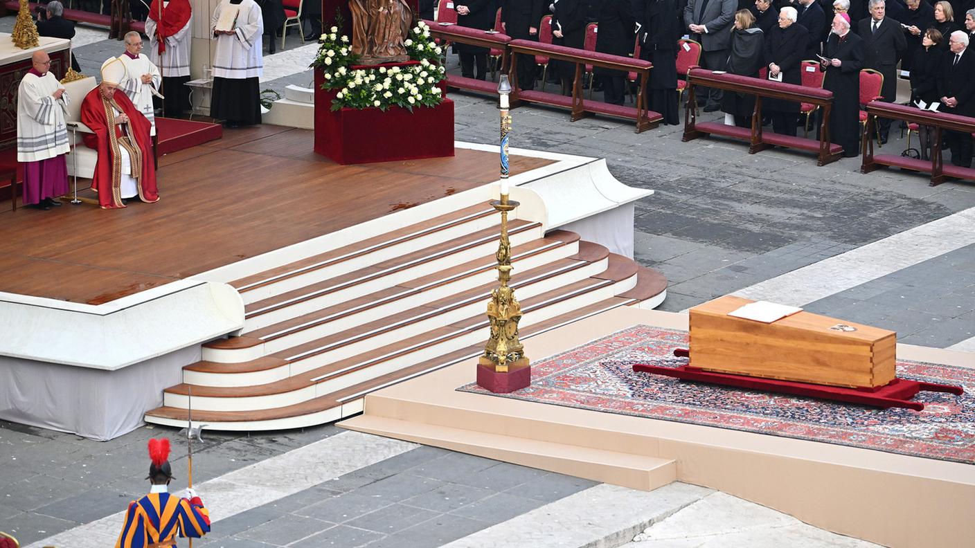 Francesco dinanzi al feretro con le spoglie di Joseph Ratzinger