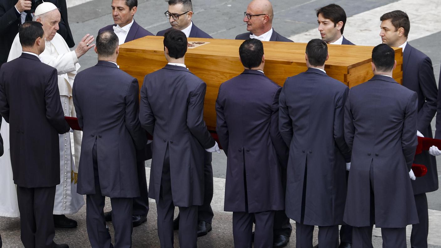 La benedizione finale di Francesco, prima della traslazione del feretro nella Basilica di San Pietro, dove sarà inumata la salma di Ratzinger