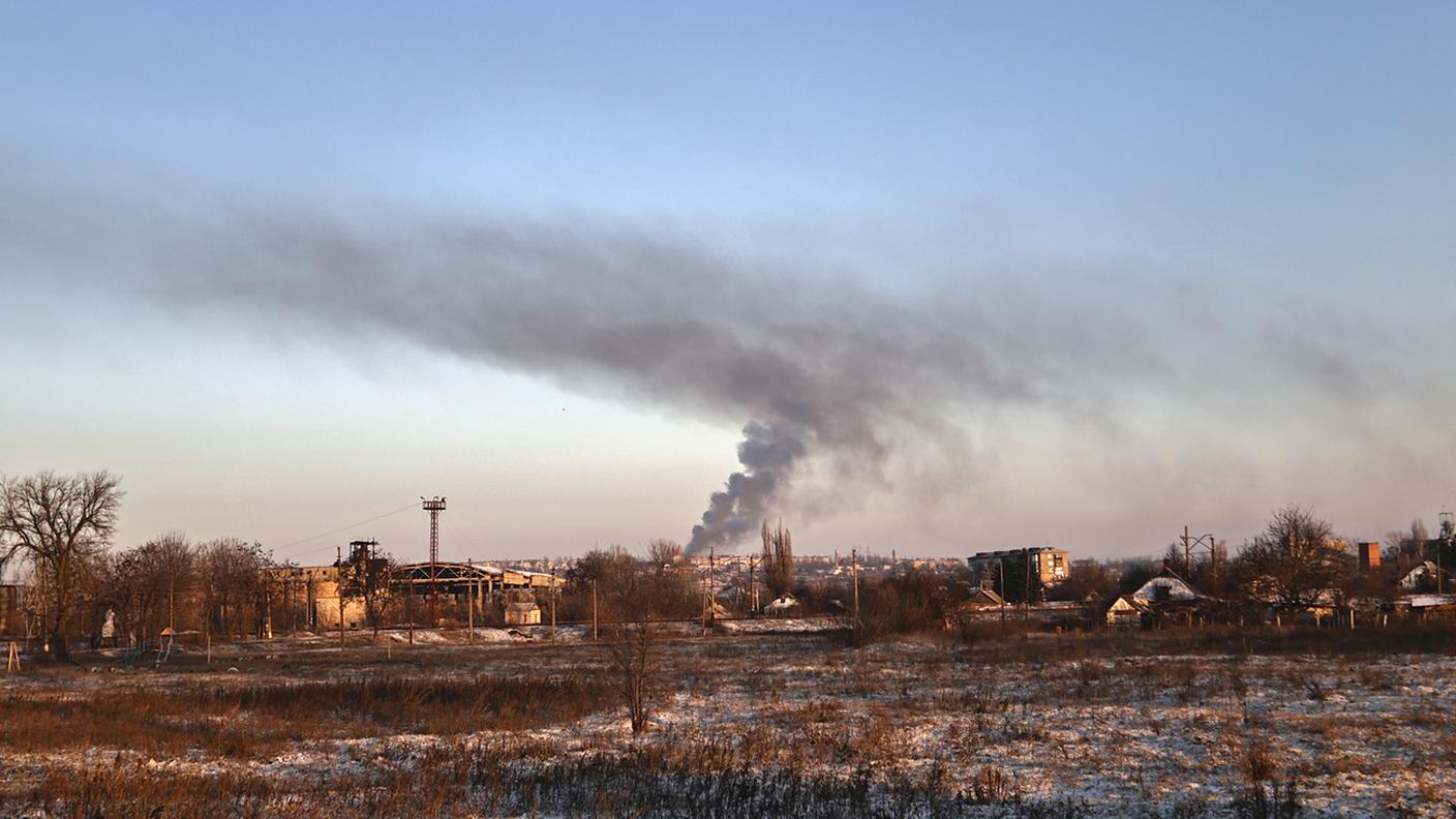 Alte colonne di fumo si innalzano da Soledar, contesa tra militi ucraini e miliziani russi