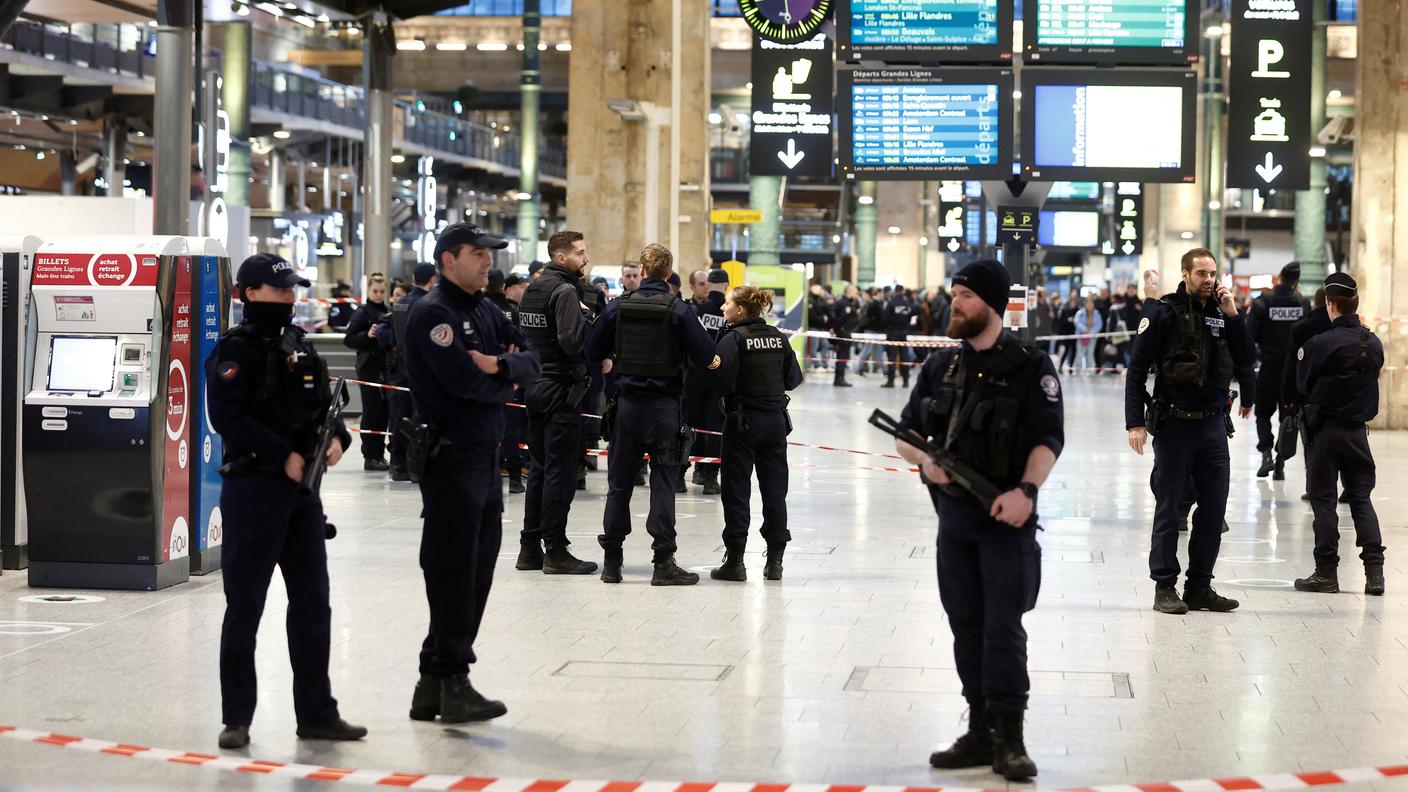 Poliziotti francesi in forze alla Gare du Nord dopo l'attacco all'arma bianca, mercoledì