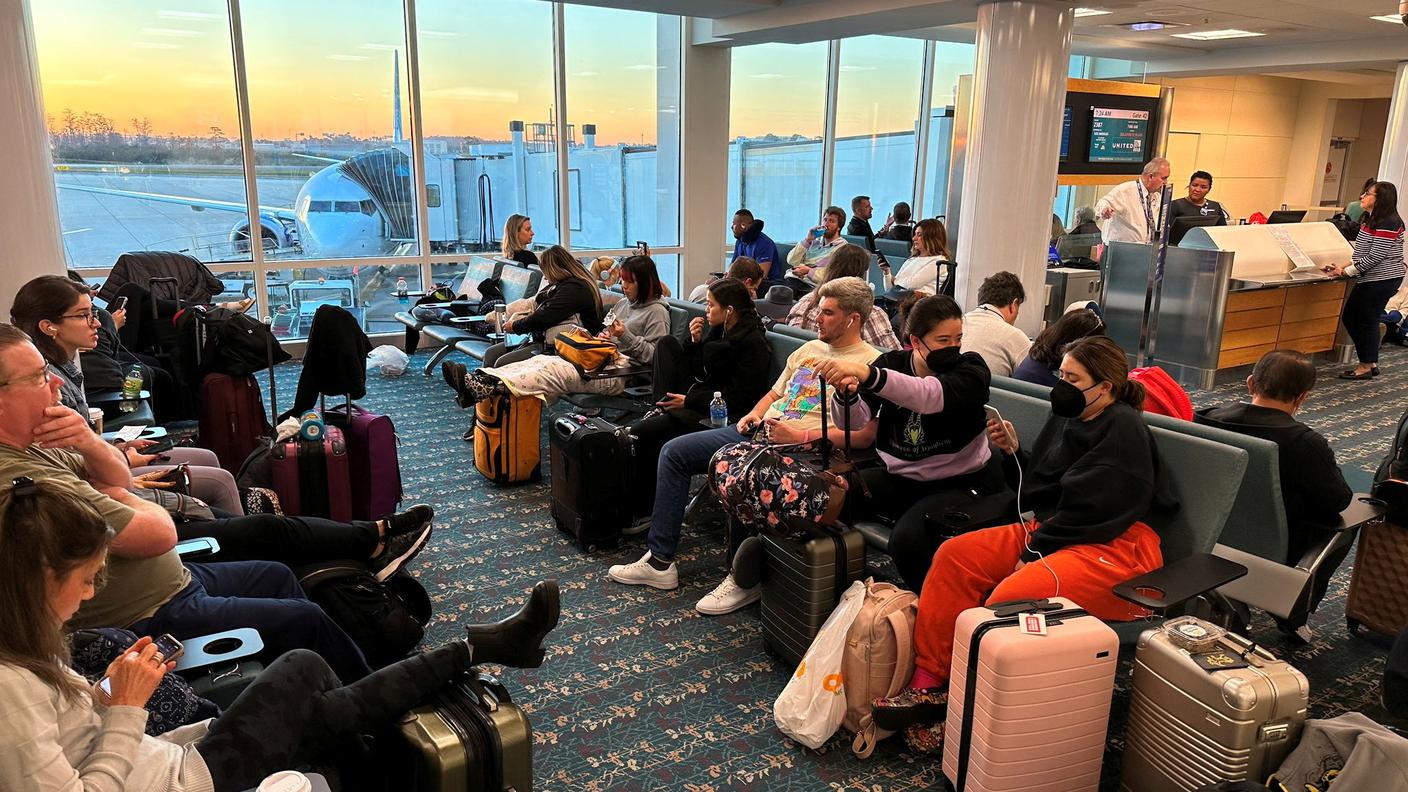 Passeggeri in attesa a un gate dell'aeroporto di Orlando, in Florida