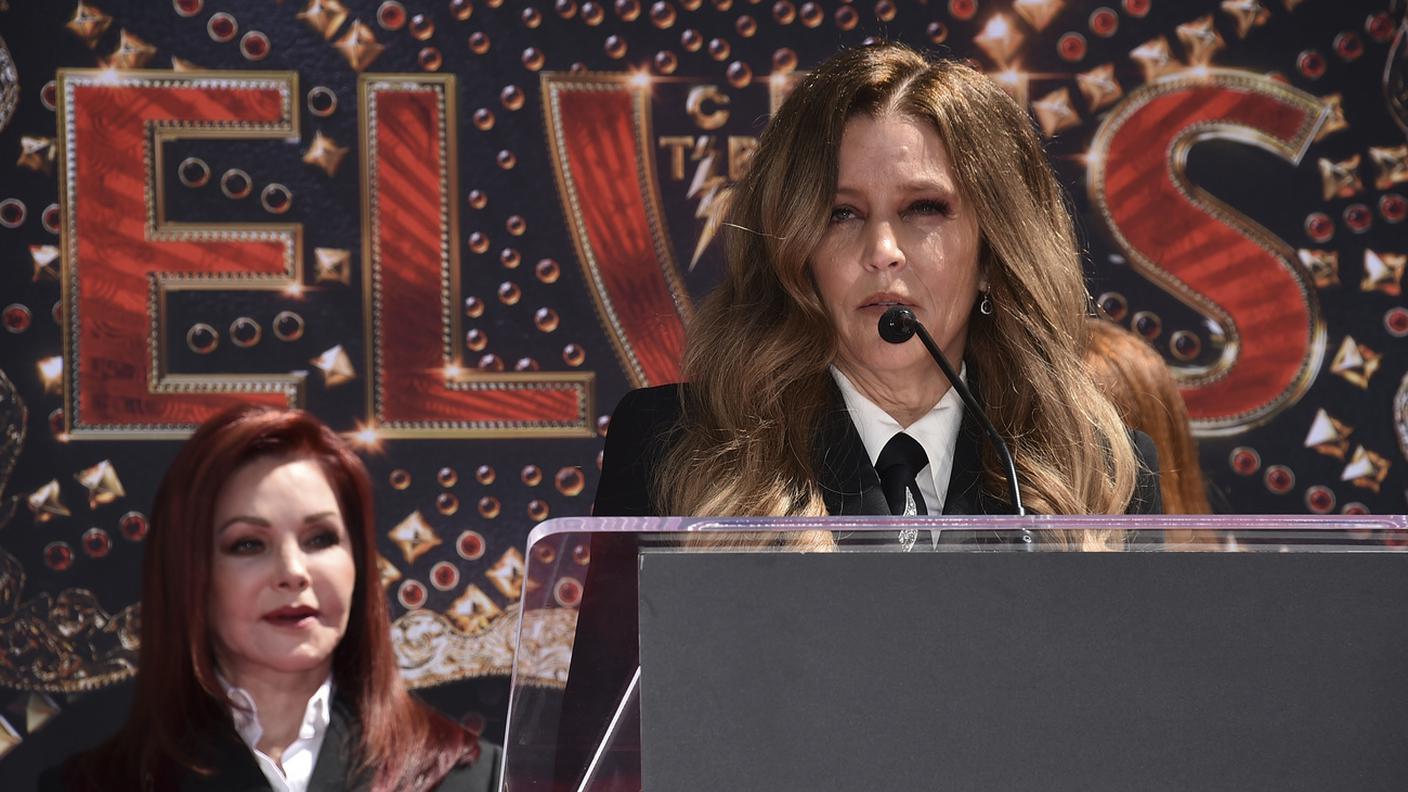 Lisa Marie Presley ad un evento per Elvis. Sullo sfondo la madre Priscilla