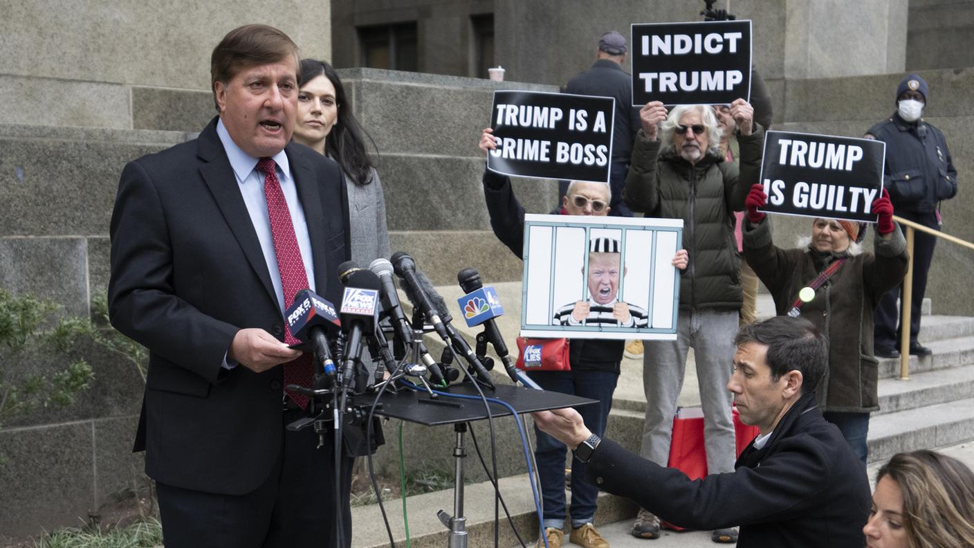 Avvocati e manifestanti di fronte al tribunale di New York