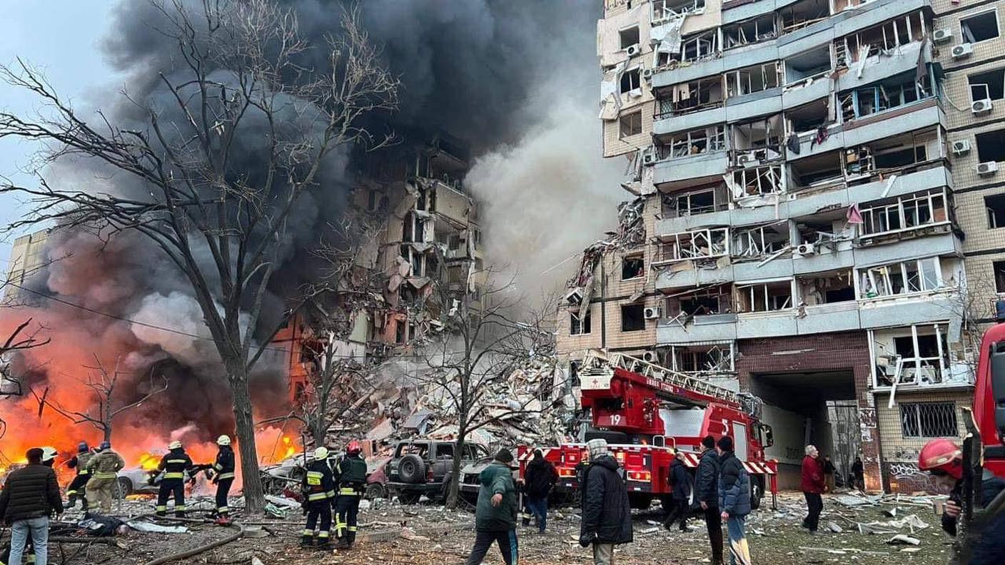 I soccorsi in aiuto di persone sotto le macerie di un palazzo a Dnipro colpito da missili russi