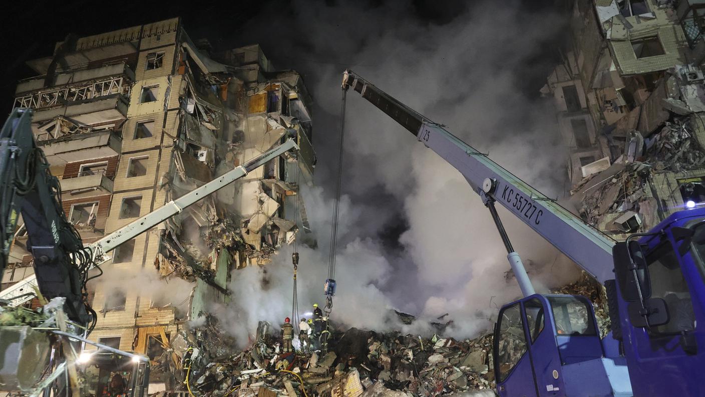 Il condominio di Dnipro pieno di gente sventrato dagli ordigni russi sabato sera