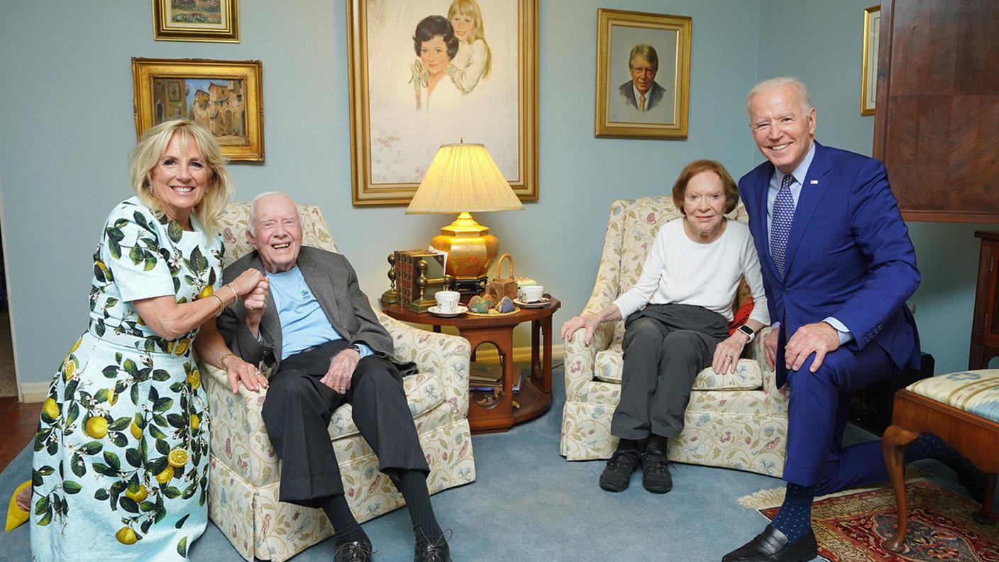 In uno scatto del 2021 con la moglie Rosalynn e la coppia presidenziale Joe e Jill Biden