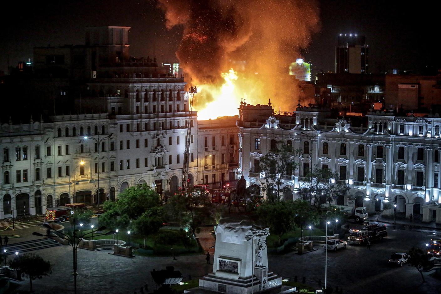 Il rogo visto da lontano, con Plaza San Martín in primo piano