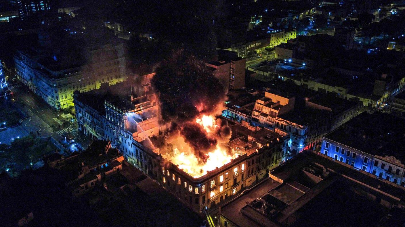 L'incendio che ha distrutto "Casa Marcionelli" visto dall'alto