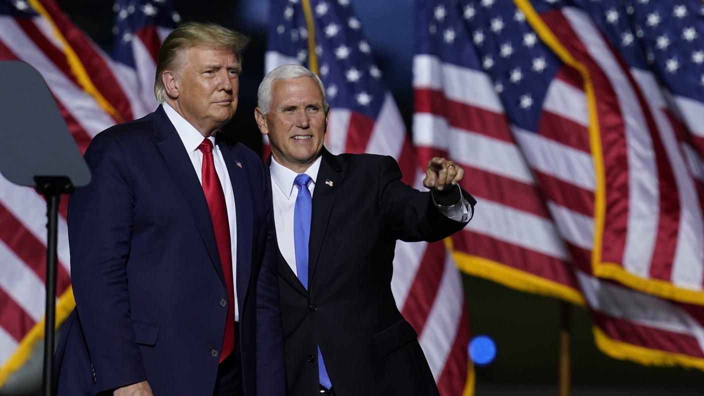 L'ex presidente USA Donald Trump accanto all'ex vicepresidente Mike Pence