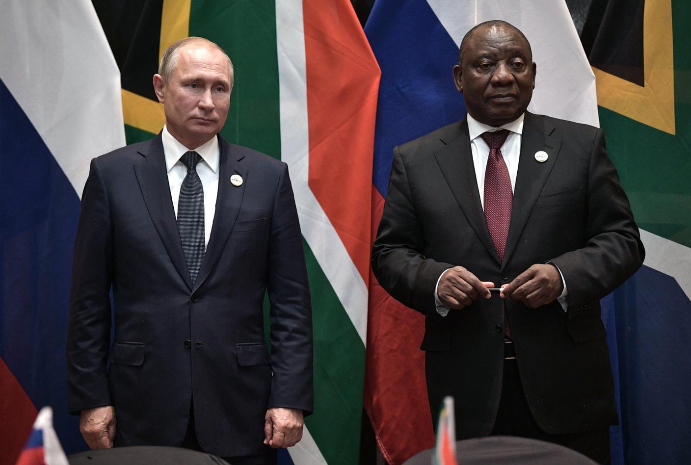 Vladimir Putin e il presidente sudafricano Cyril Ramaphosa, durante il vertice dei Paesi BRICS che si svolse nel 2018 a Johannesburg 