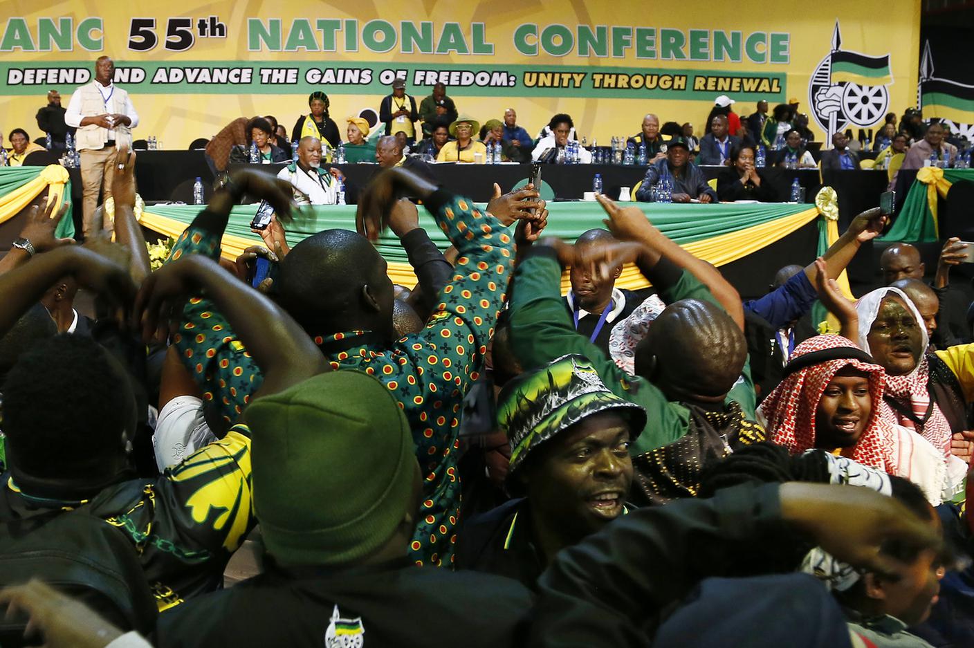 Delegati dell'ANC durante la loro conferenza nazionale dello scorso mese. Nel 2024 il partito di governo, già in erosione di consensi, potrebbe perdere la maggioranza assoluta 