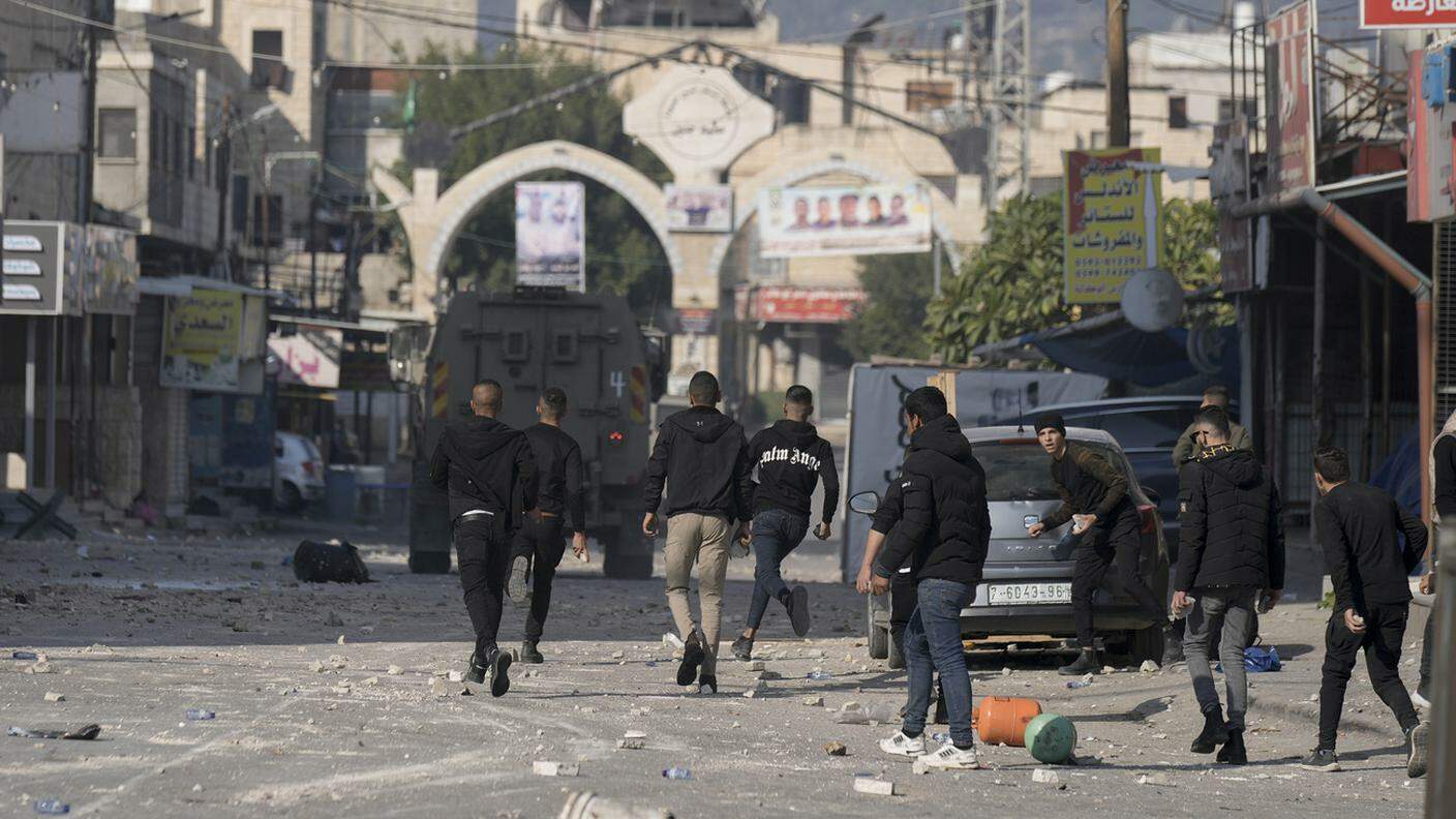 Giovani palestinesi armati di sassi nelle strade di Jenin