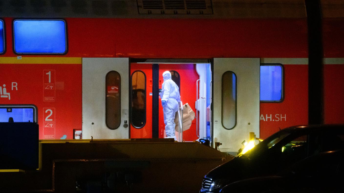 La scientifica sul convoglio teatro dell'attacco