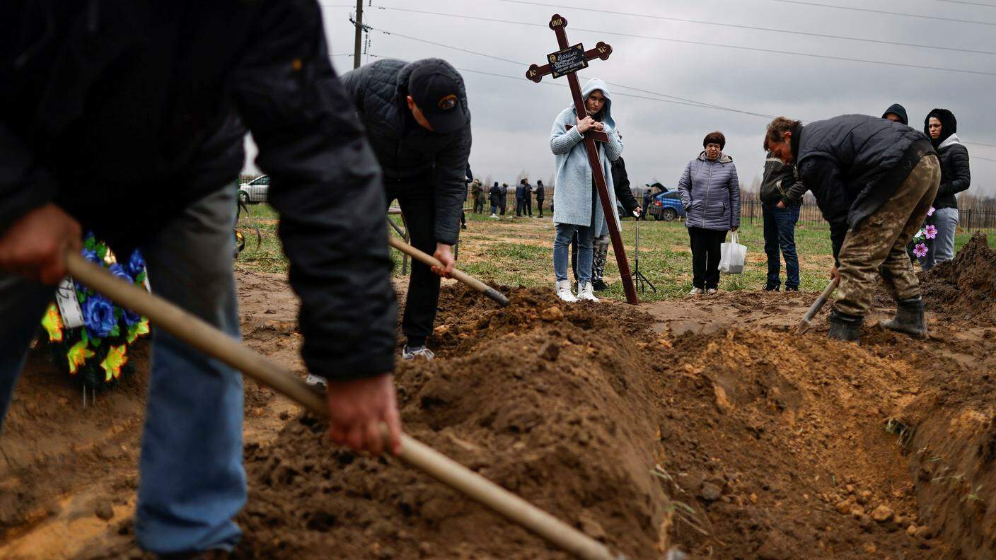 La sepoltura di un uomo ucciso dai russi nella località di Bucha, a nord-ovest di Kiev. Mesi fa i fact-checkers hanno sventato un tentativo, attraverso un video, di negare l'evidenza della strage, perpetrata lo scorso marzo