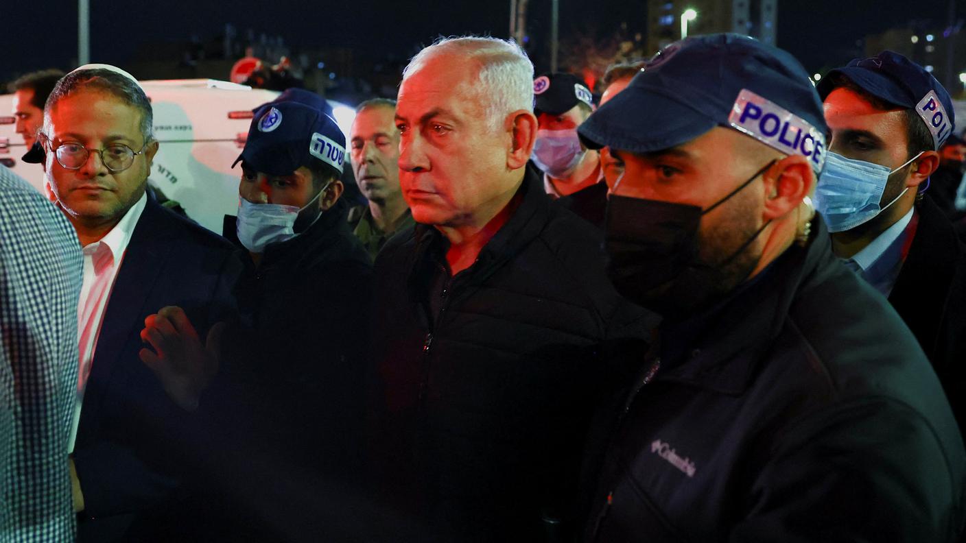 Il premier Netanyahu, qui ripreso sul luogo dell'attentato di ieri, ha promesso "misure immediate"