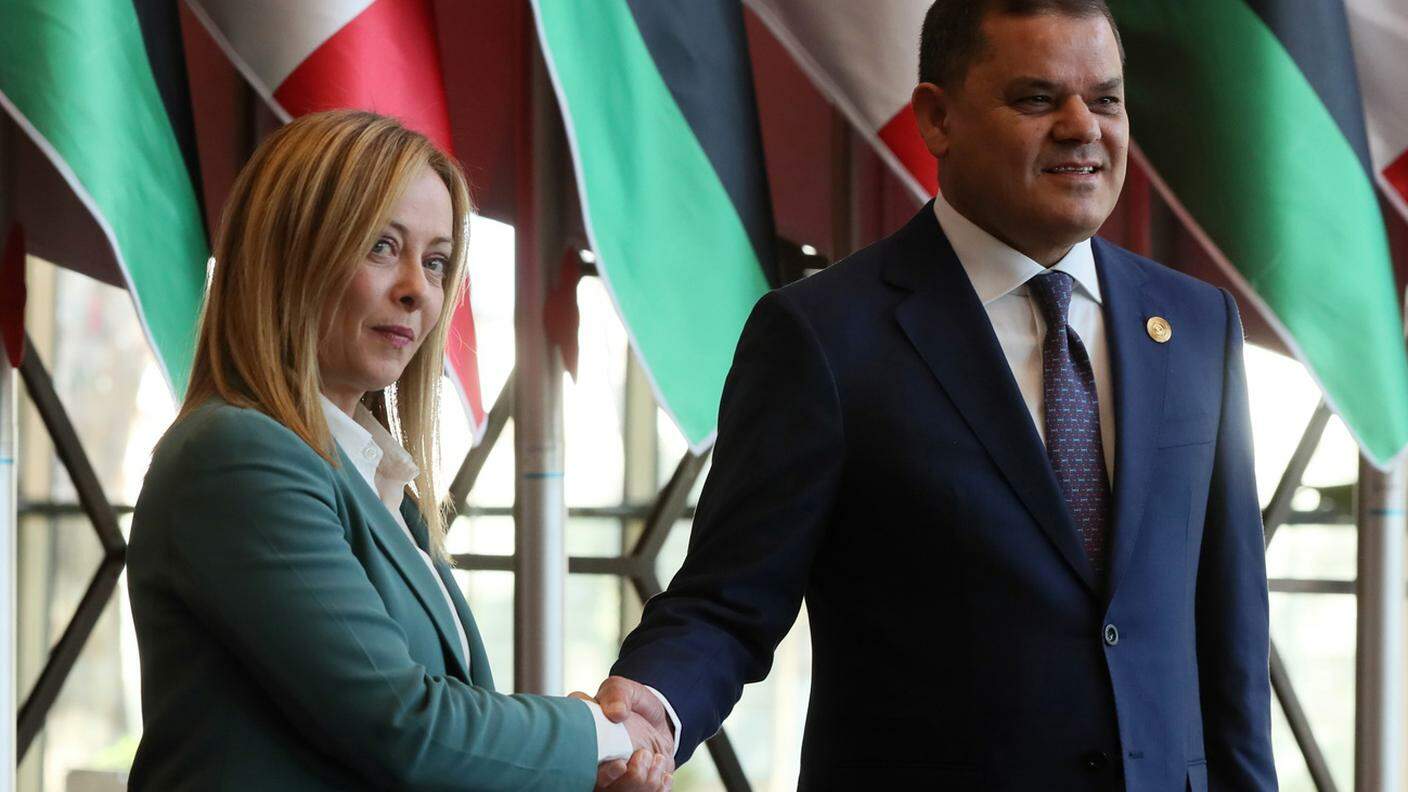 L'incontro tra la presidente del Consiglio italiano, Giorgia Meloni, e il primo ministro libico, Hamid Dbeibah 