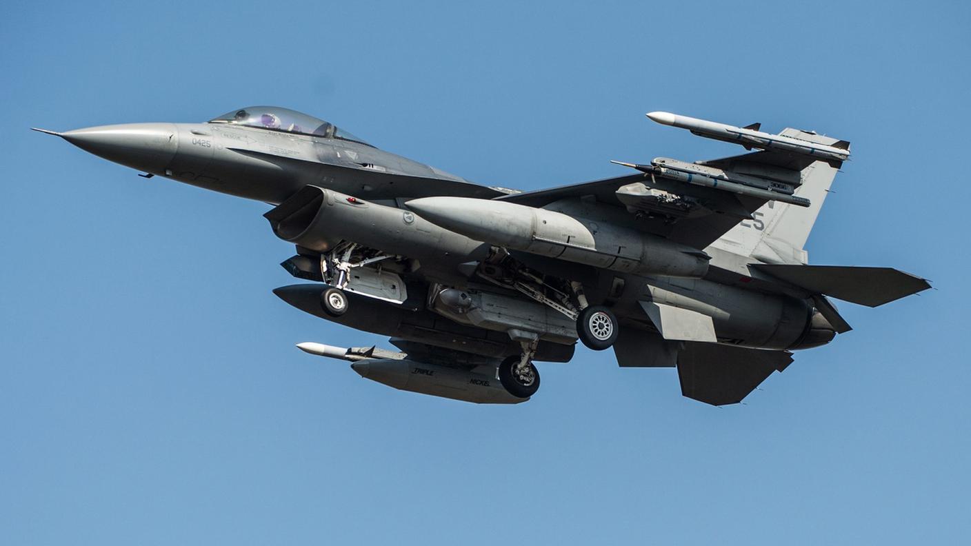 Un F-16 americano durante un'esercitazione nei cieli della Polonia