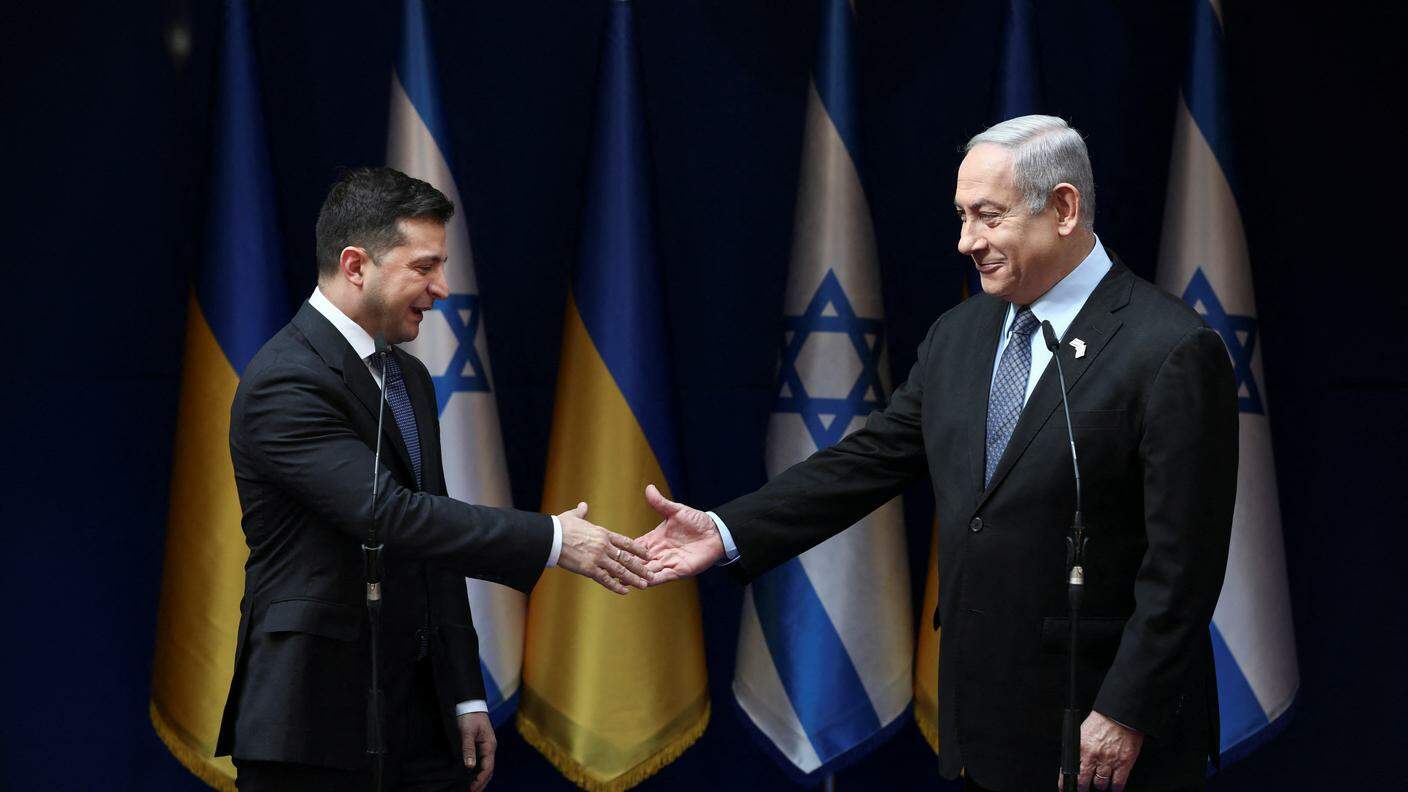 A tre anni dal primo meeting tra Zelensky e Netanyahu, quest'ultimo valuta la fornitura di armi a Kiev