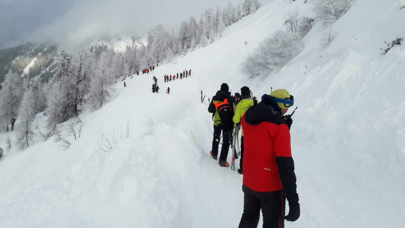 Soccorritori alpini austriaci in servizio su una pista nella zona di Pill, nel Tirolo