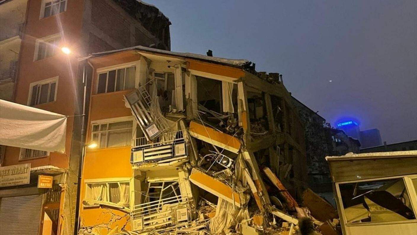 Edifici distrutti dal terremoto di lunedì notte in una provincia meridionale della Turchia