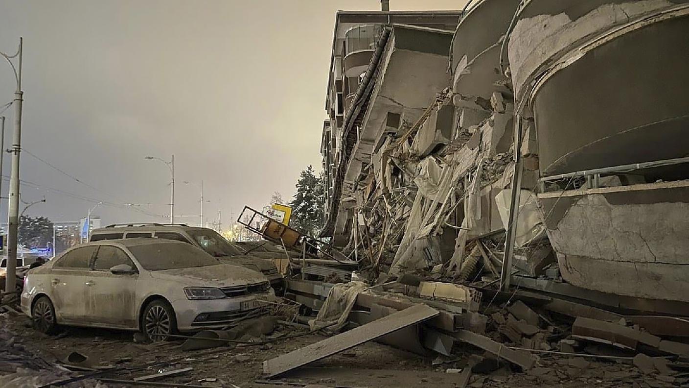 Numerosi i palazzi crollati, come qui a Diyarbakir