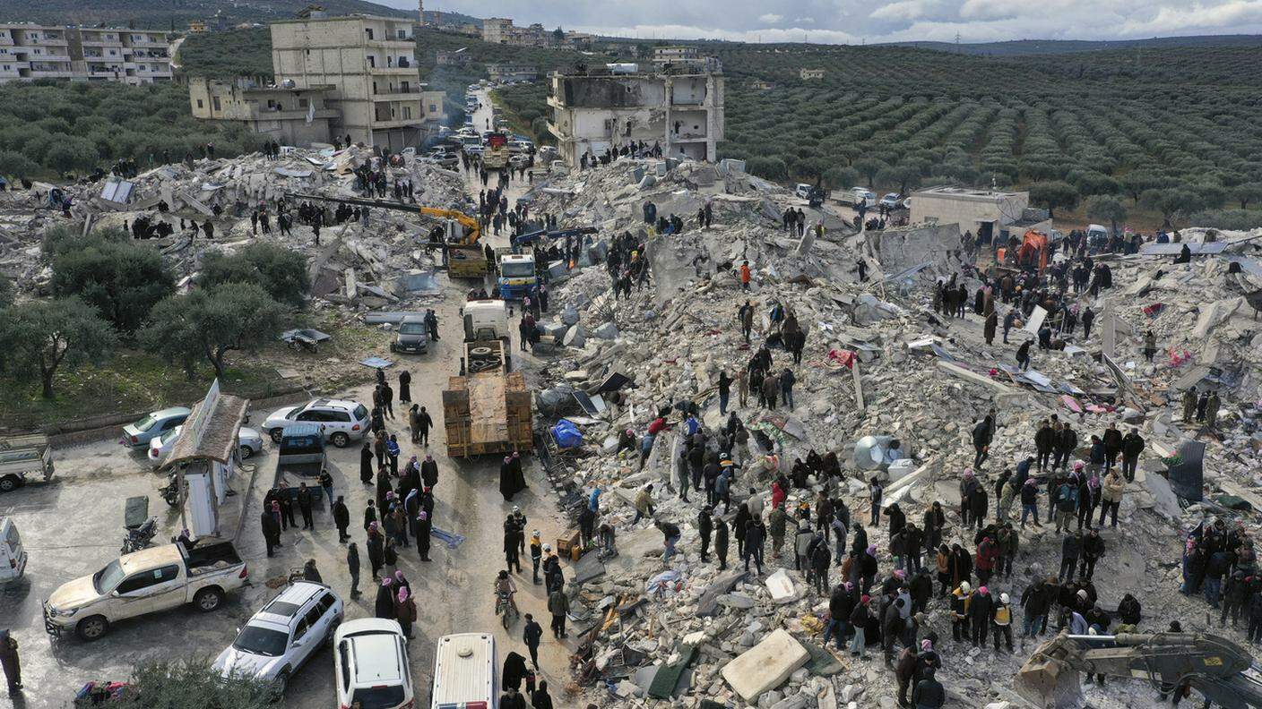 Edifici sbriciolati e soccorritori al lavoro nella provincia siriana di Idlib