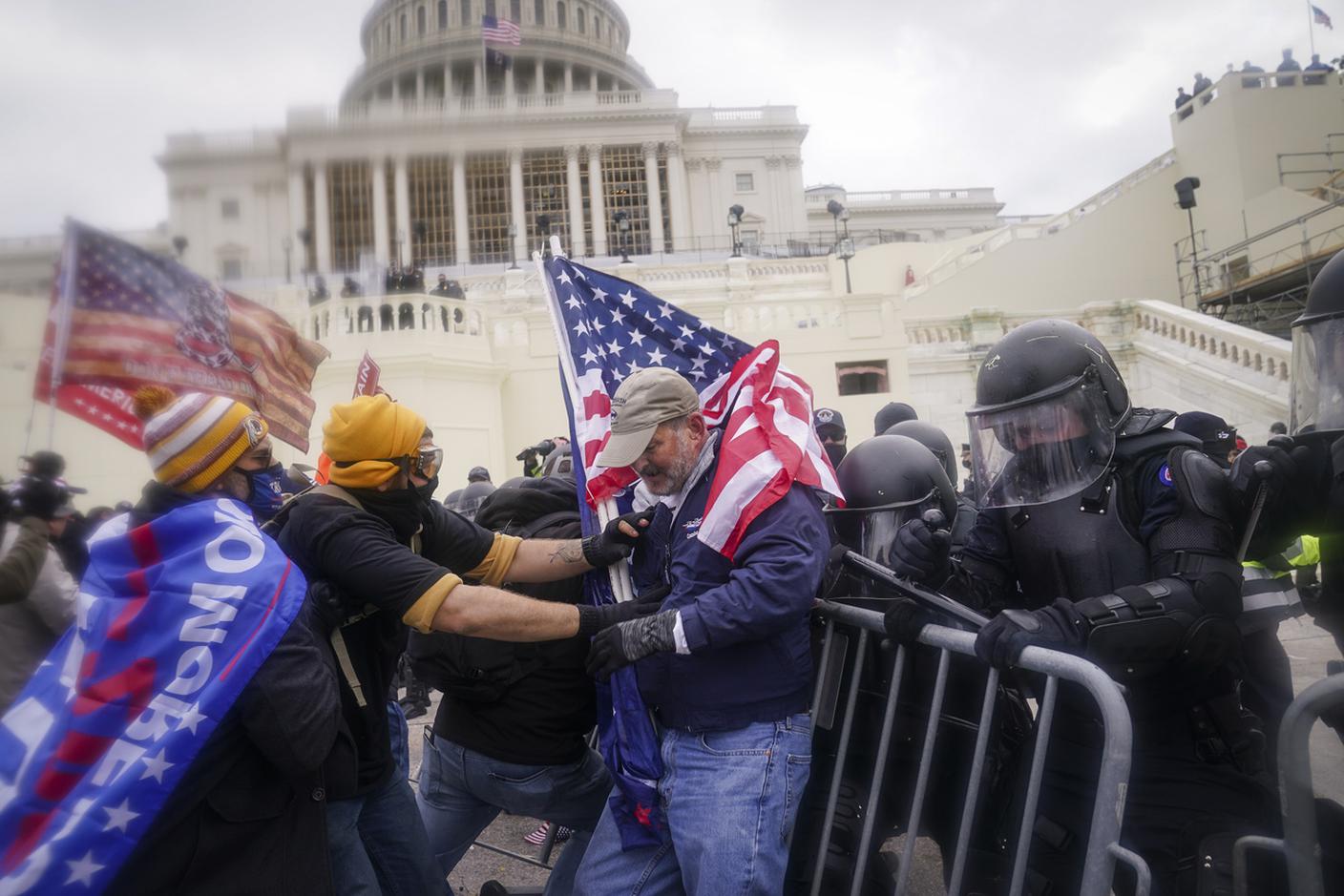 Gli scontri fra le forze dell'ordine e i sostenitori di Trump, durante l'assalto a Capitol Hill del 6 gennaio 2021