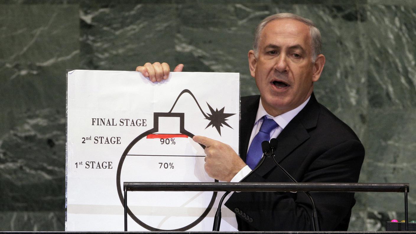 Il premier israeliano Benjamin Netanyahu quando denunciò con un cartello all'Assemblea generale dell'ONU, nel settembre del 2012, i rischi legati all'arricchimento nucleare da parte dell'Iran