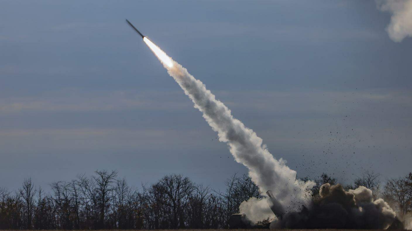 Il lancio di un missile da parte di un sistema HIMARS in dotazione alle forze ucraine