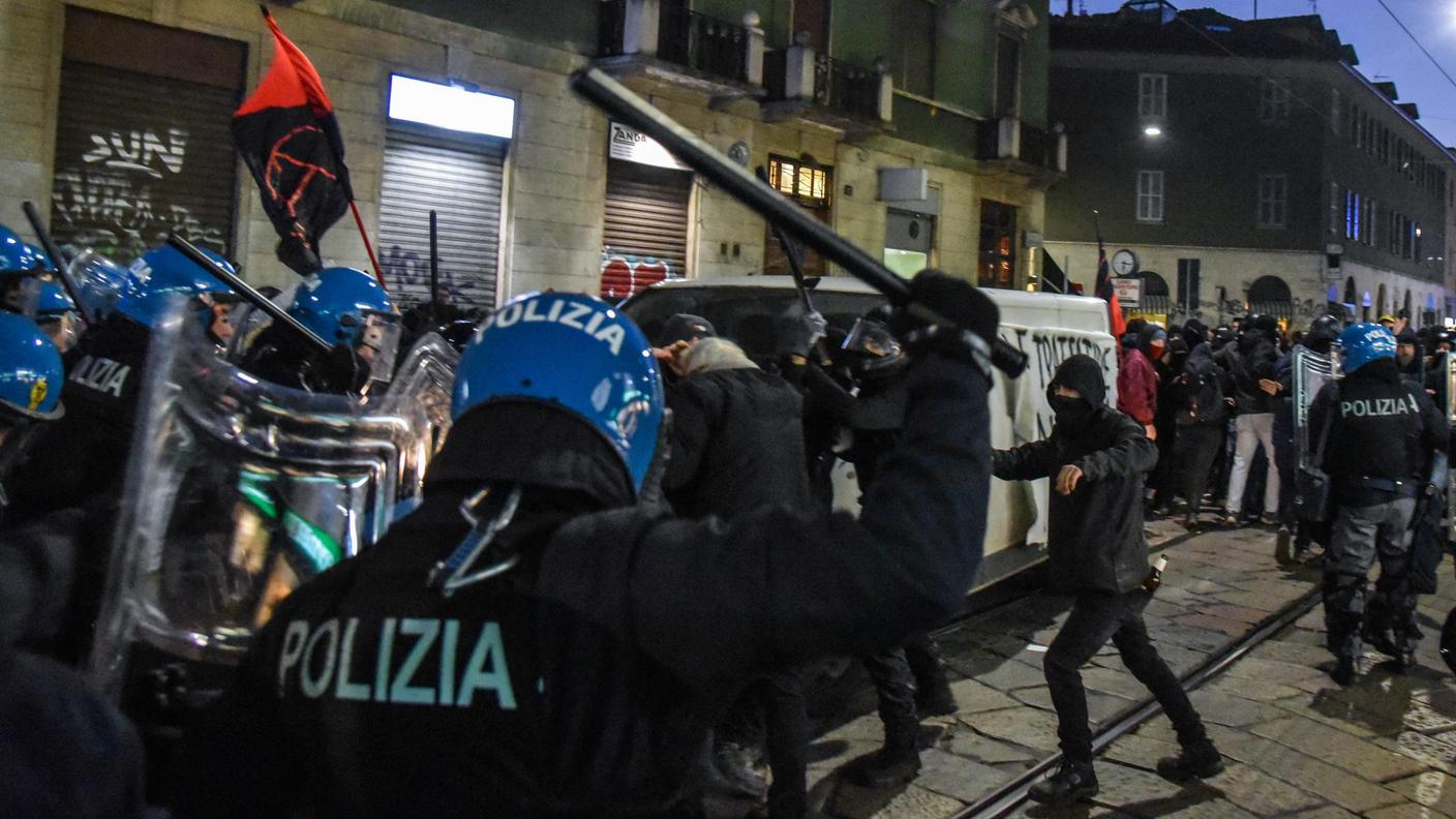 A Milano scontri con la polizia durante la manifestazione anarchica