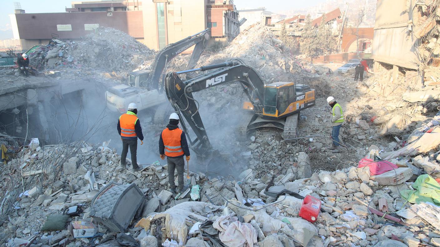 Sono passati otto giorni dal terremoto e ancora si scava