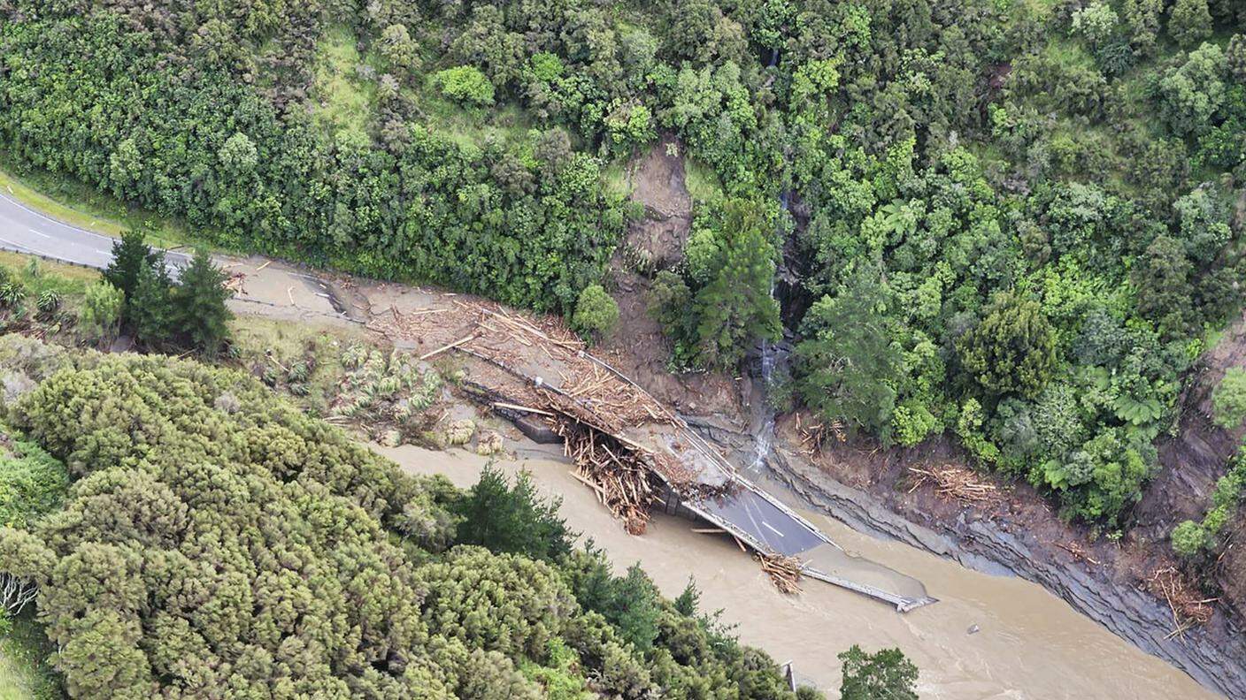 Una strada devastata dal ciclone Gabrielle che ha investito la Nuova Zelanda