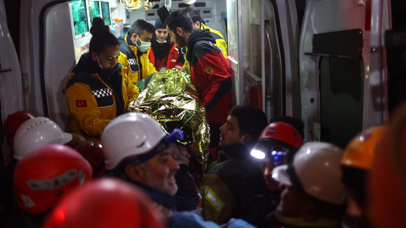 Una sopravvissuta caricata in ambulanza