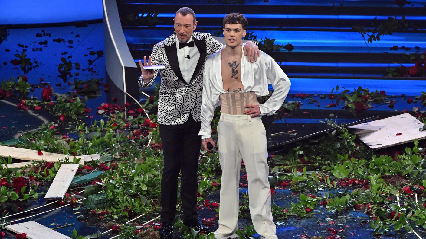Blanco al fianco di Amadeus sul palco dell'Ariston dopo "lo show"