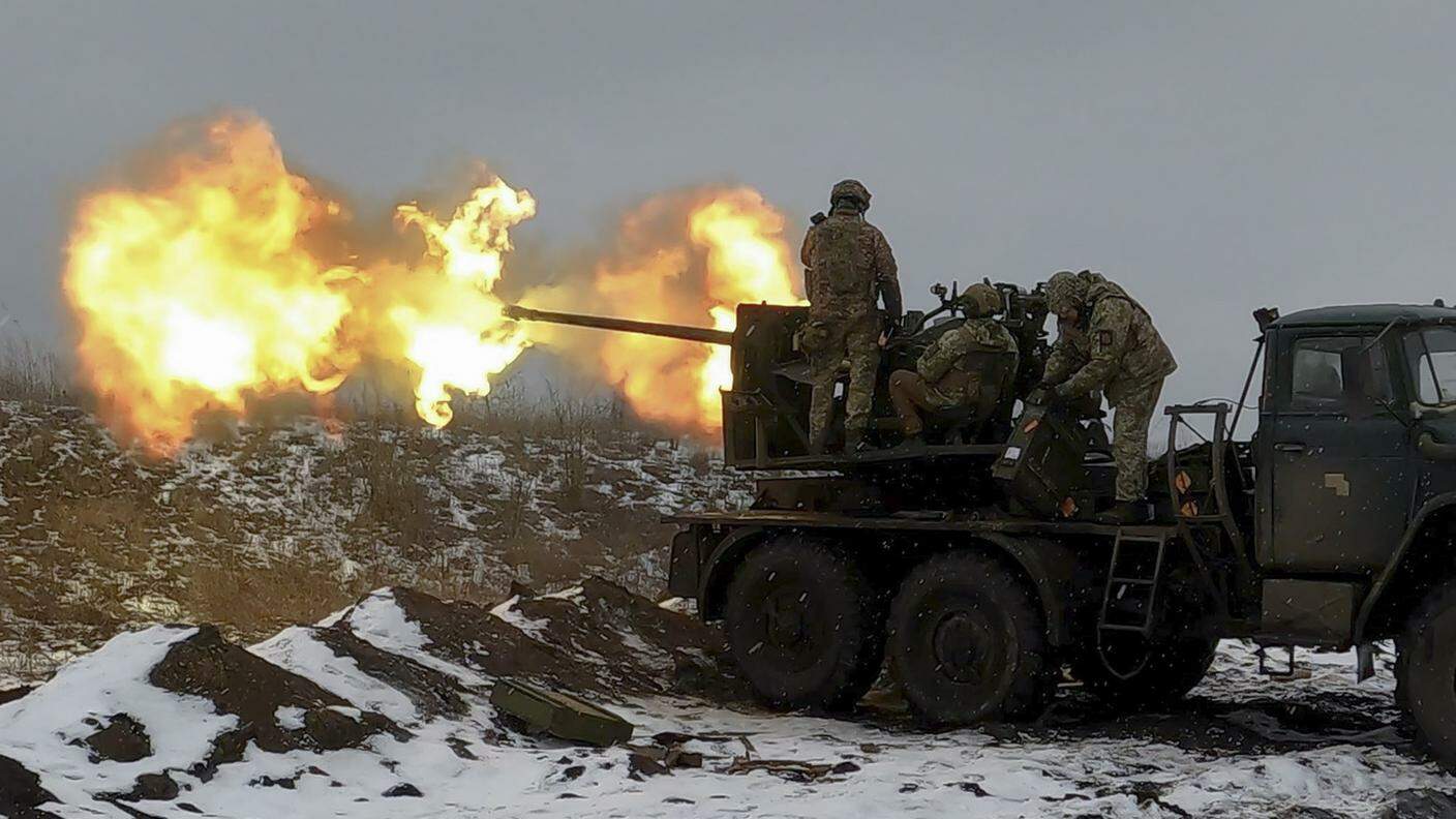 Una postazione ucraina apre il fuoco vicino a Bakhmut, nella regione di Donetsk 