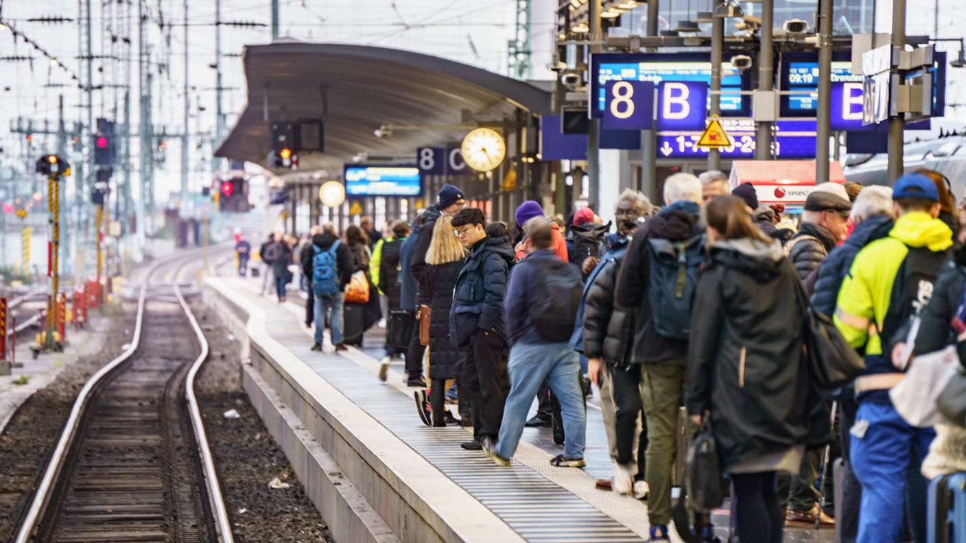 I passeggeri in attesa alla stazione di Francoforte