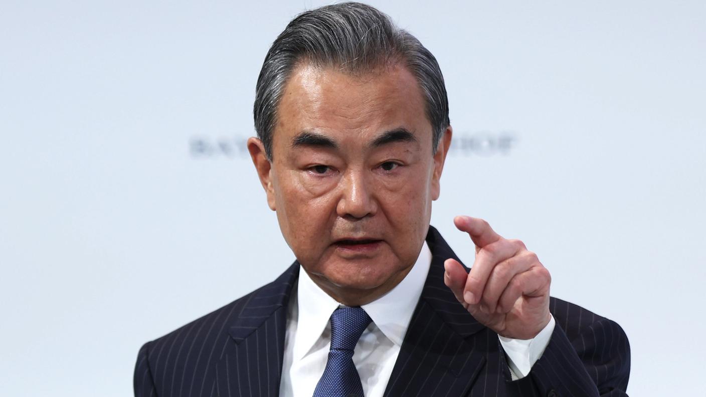 Il capo della diplomazia cinese Wang Yi a Mosca per un possibile piano di pace in Ucraina