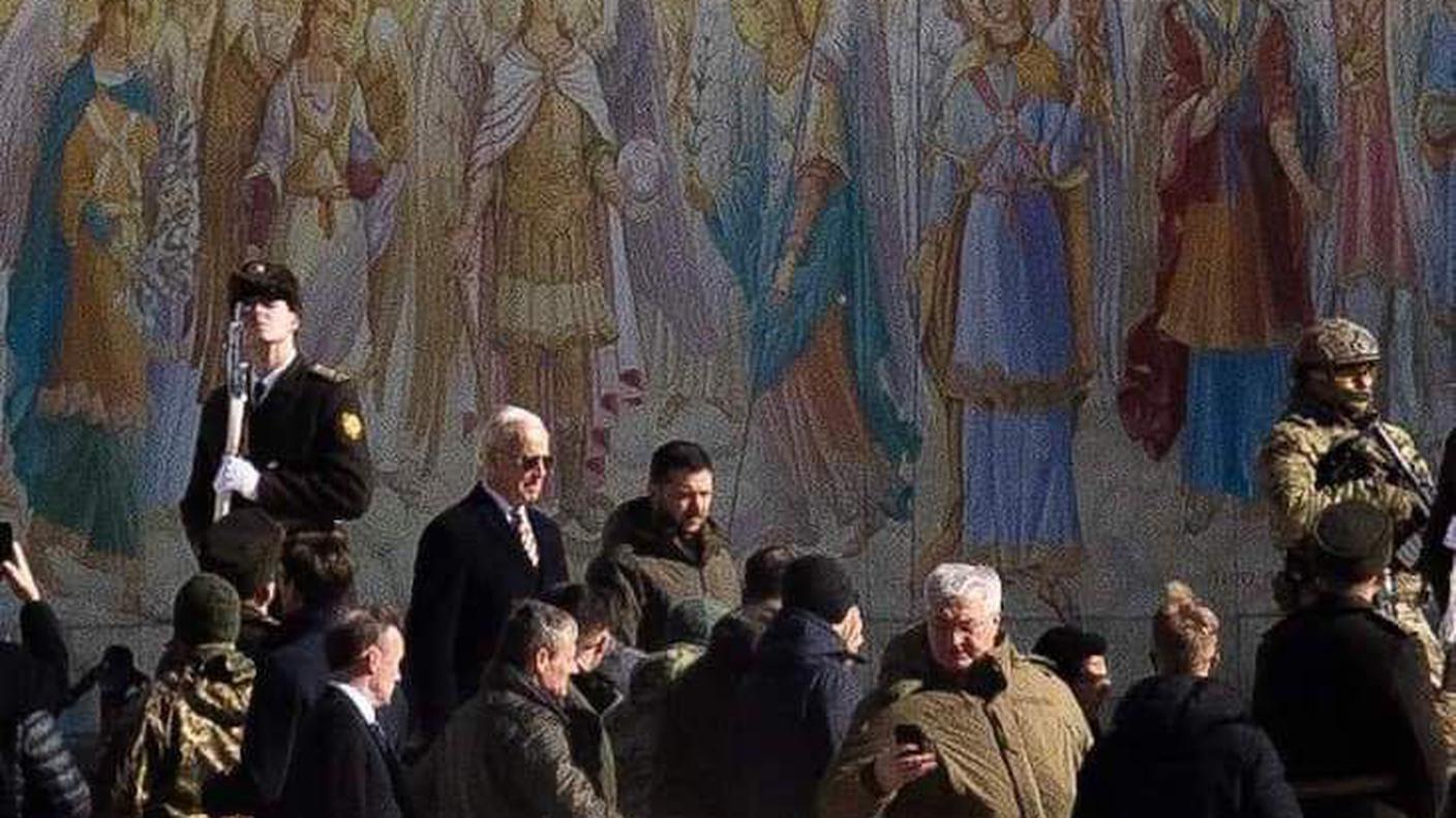 Joe Biden e Volodymyr Zelensky insieme a Kiev lunedì mattina