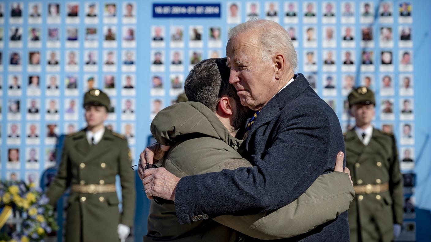 L'abbraccio fra Biden e Zelensky, ieri, nel centro di Kiev