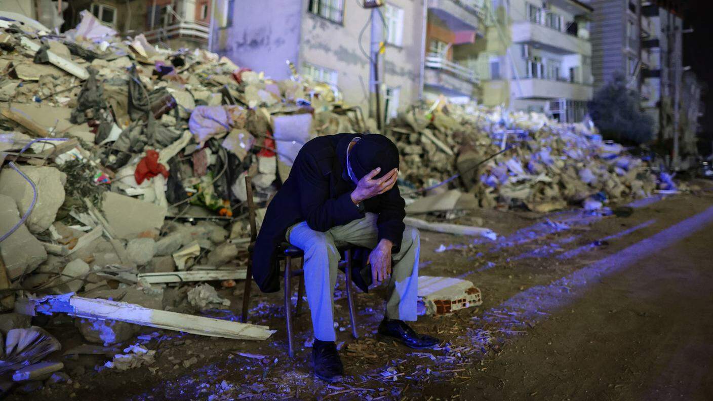 Un uomo sconsolato dopo la nuova scossa di terremoto che ha investito la regione di Hatay in Turchia