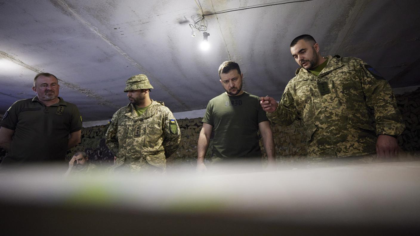 Volodymyr Zelensky ascolta gli aggiornamenti da ufficiali ucraini sul campo di battaglia