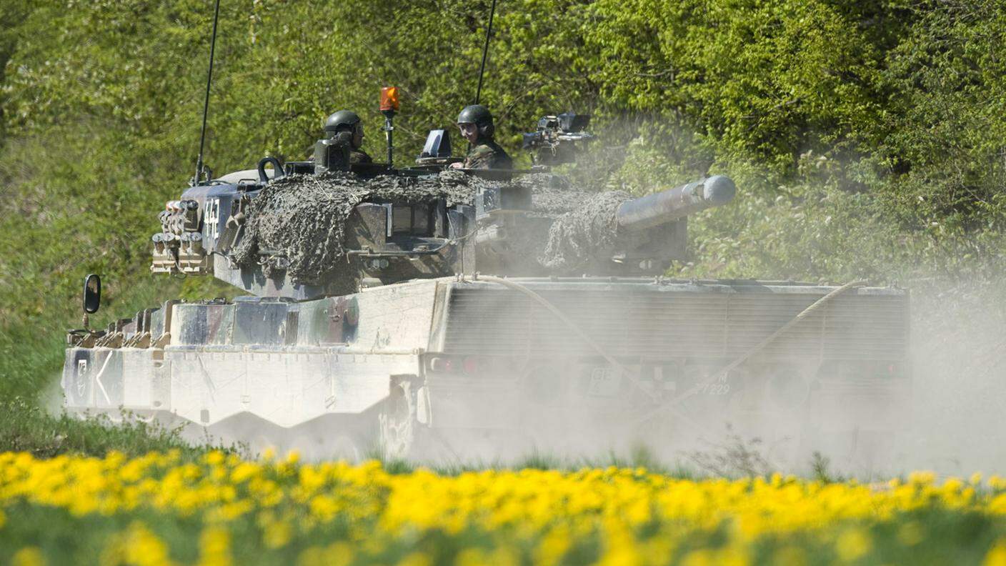 Un Leopard 2 dell'esercito svizzero durante un'esercitazione presso la piazza d'armi di Bure