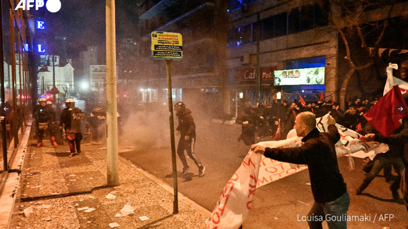 Le proteste davanti alla sede della Hellenic Train ad Atene