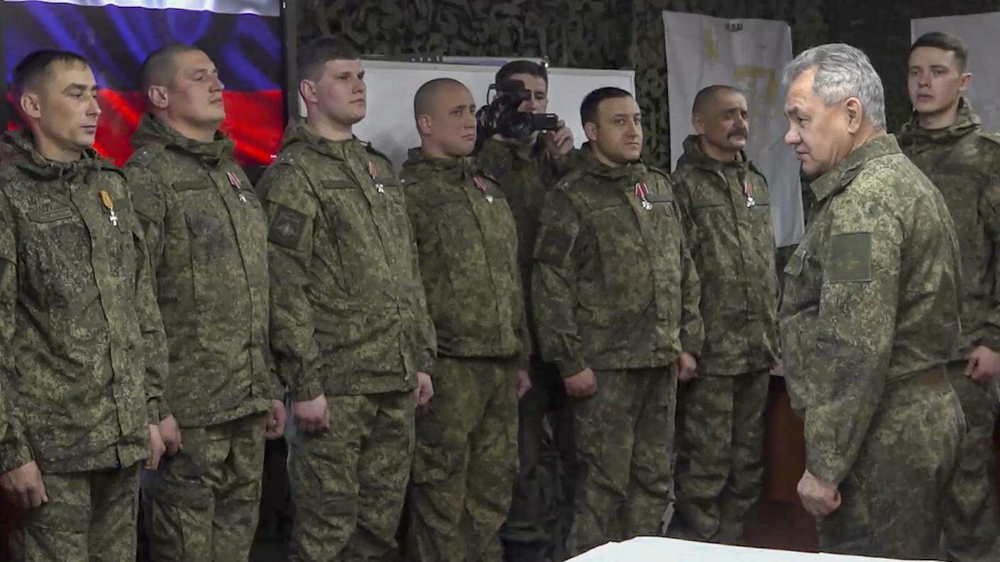 Sergei Shoigu in visita ai soldati nell'est dell'Ucraina
