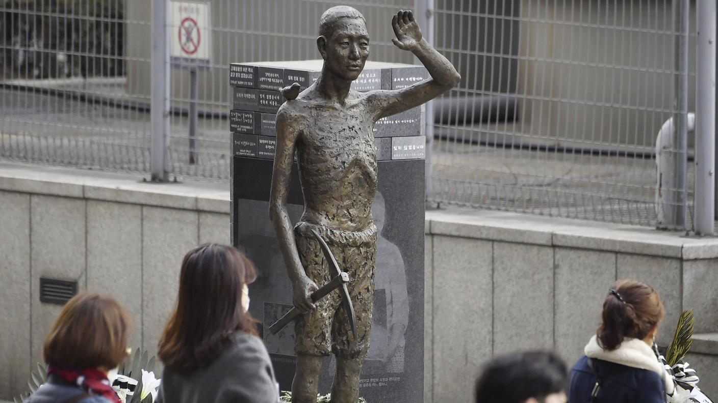 A Seul si portano fiori al monumento che ricorda le vittime dell'oppressione giapponese