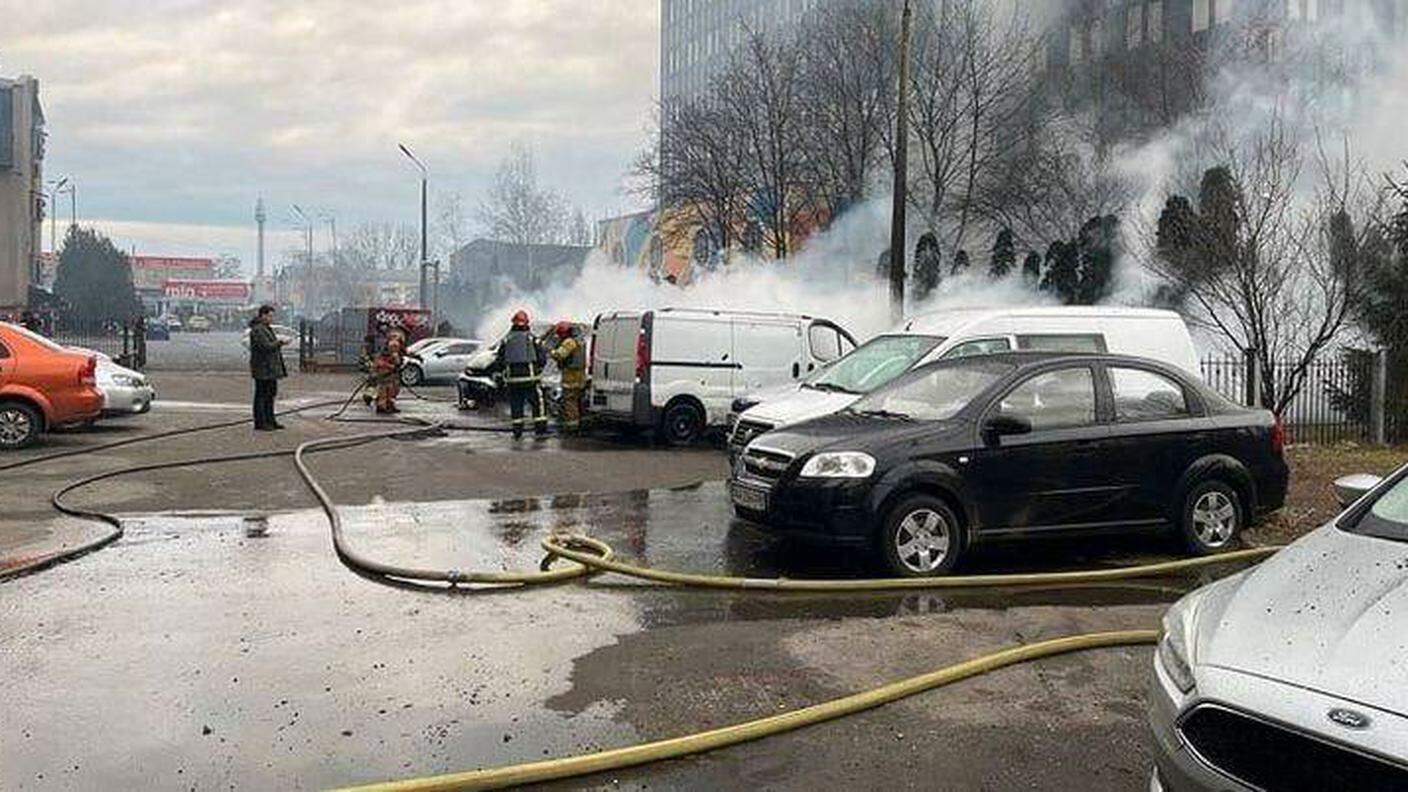 I pompieri all'opera giovedì a Kiev nei quartieri devastati dai missili russi su edifici civili