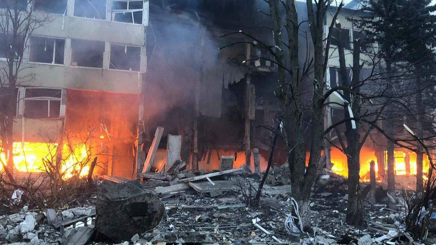 Devastazione a Kiev, dove i russi hanno lanciato missili balistici nel centro abitato della capitale