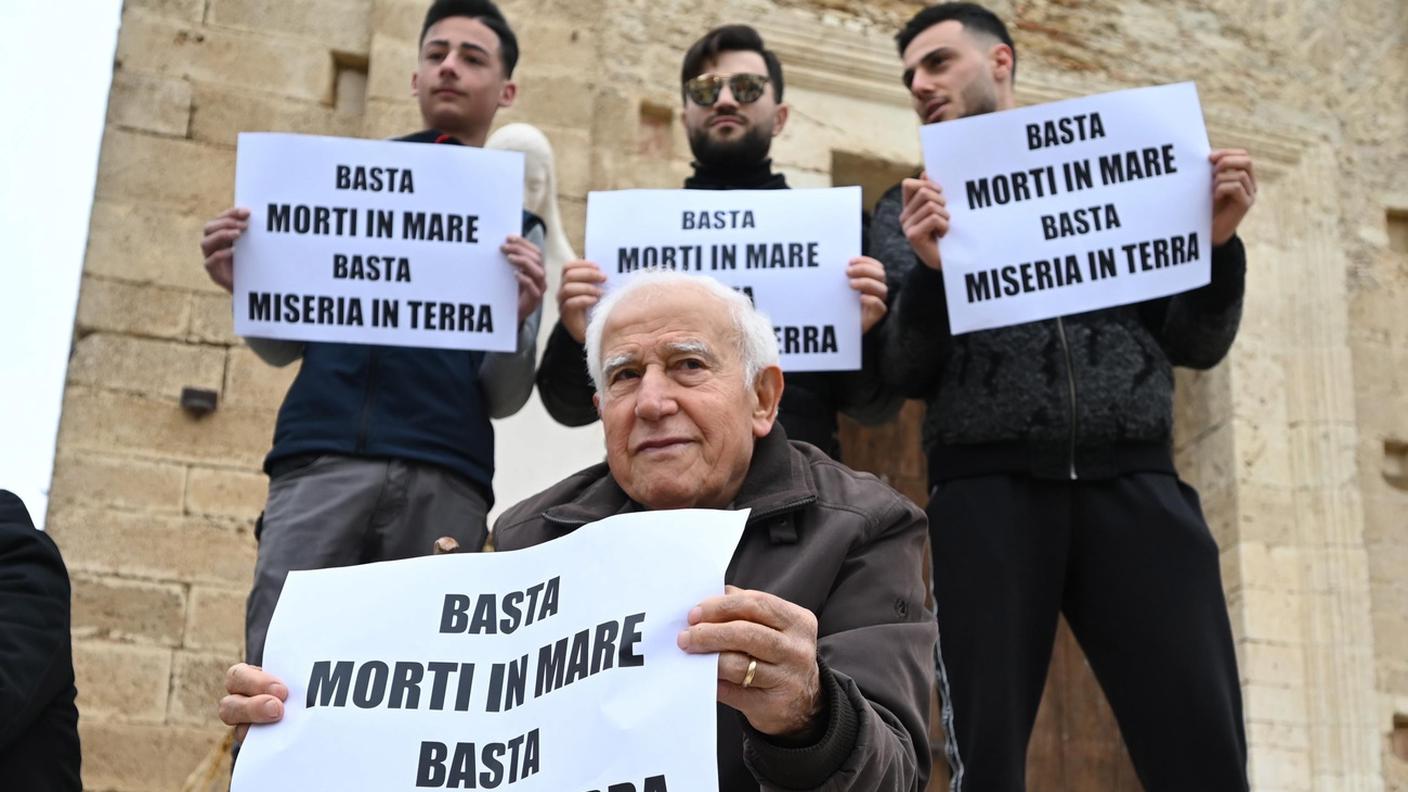 "Basta morti in mare, basta miseria in Terra": a Cutro, in Calabria, manifestanti chiedono alla politica di agire