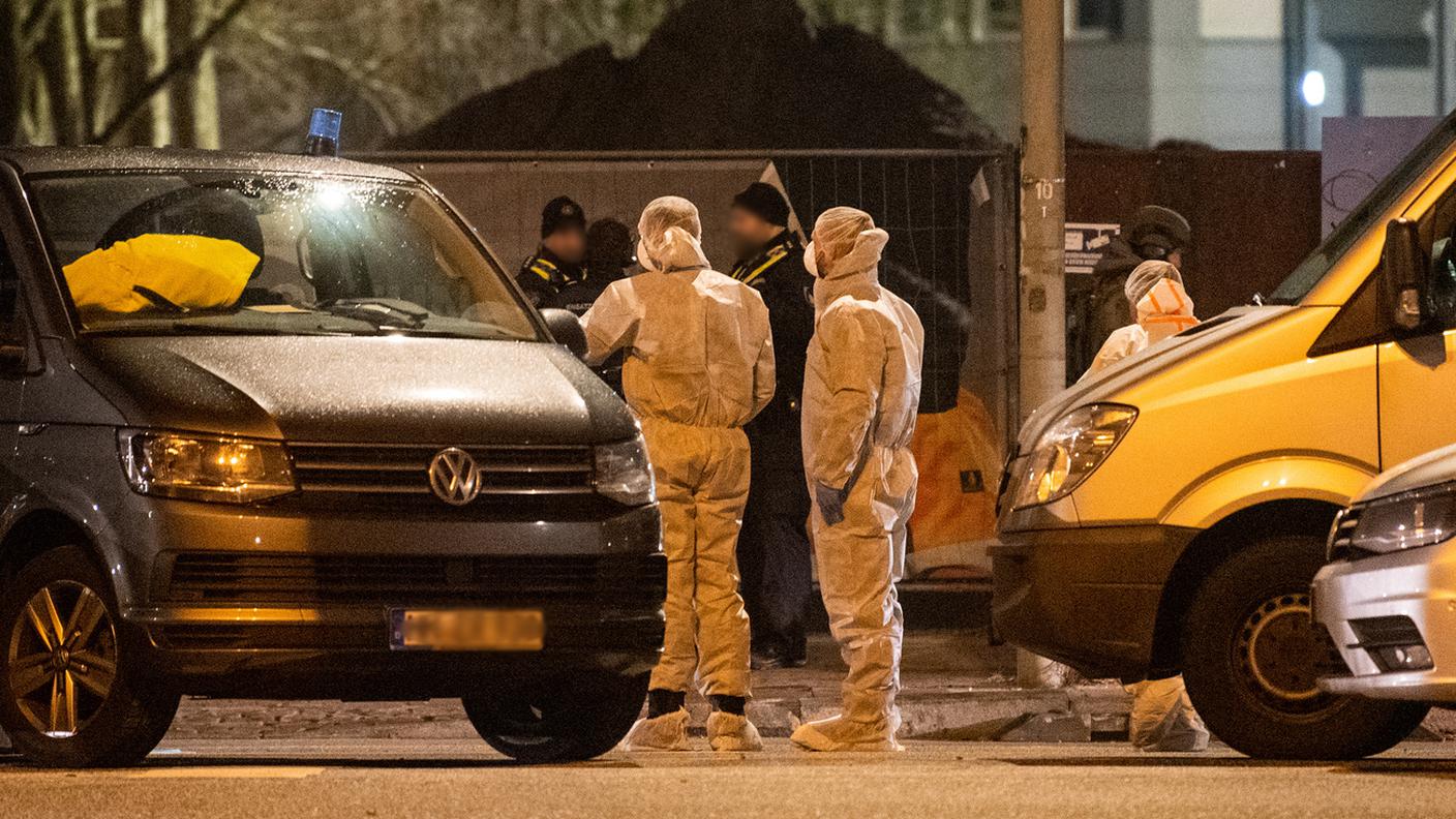 Agenti della polizia scientifica tedesca nella zona dove è avvenuta la sparatoria ad Amburgo